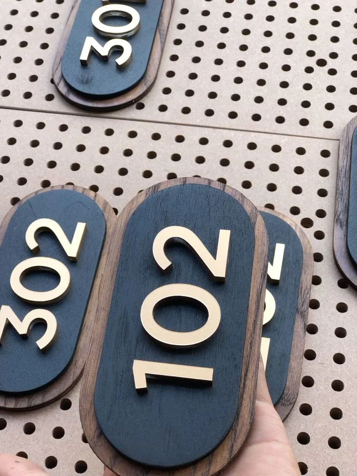 Llaveros de habitación y numeración de puertas grabados en metal