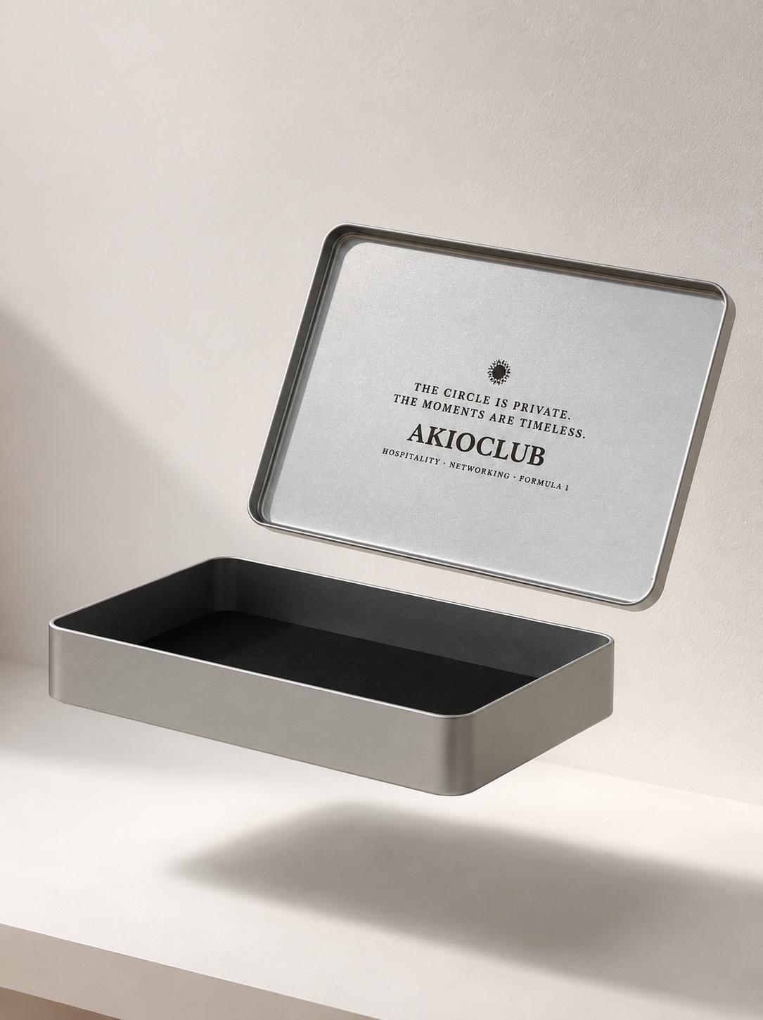 Caja metálica grabada con logotipo corporativo — merchandising para eventos