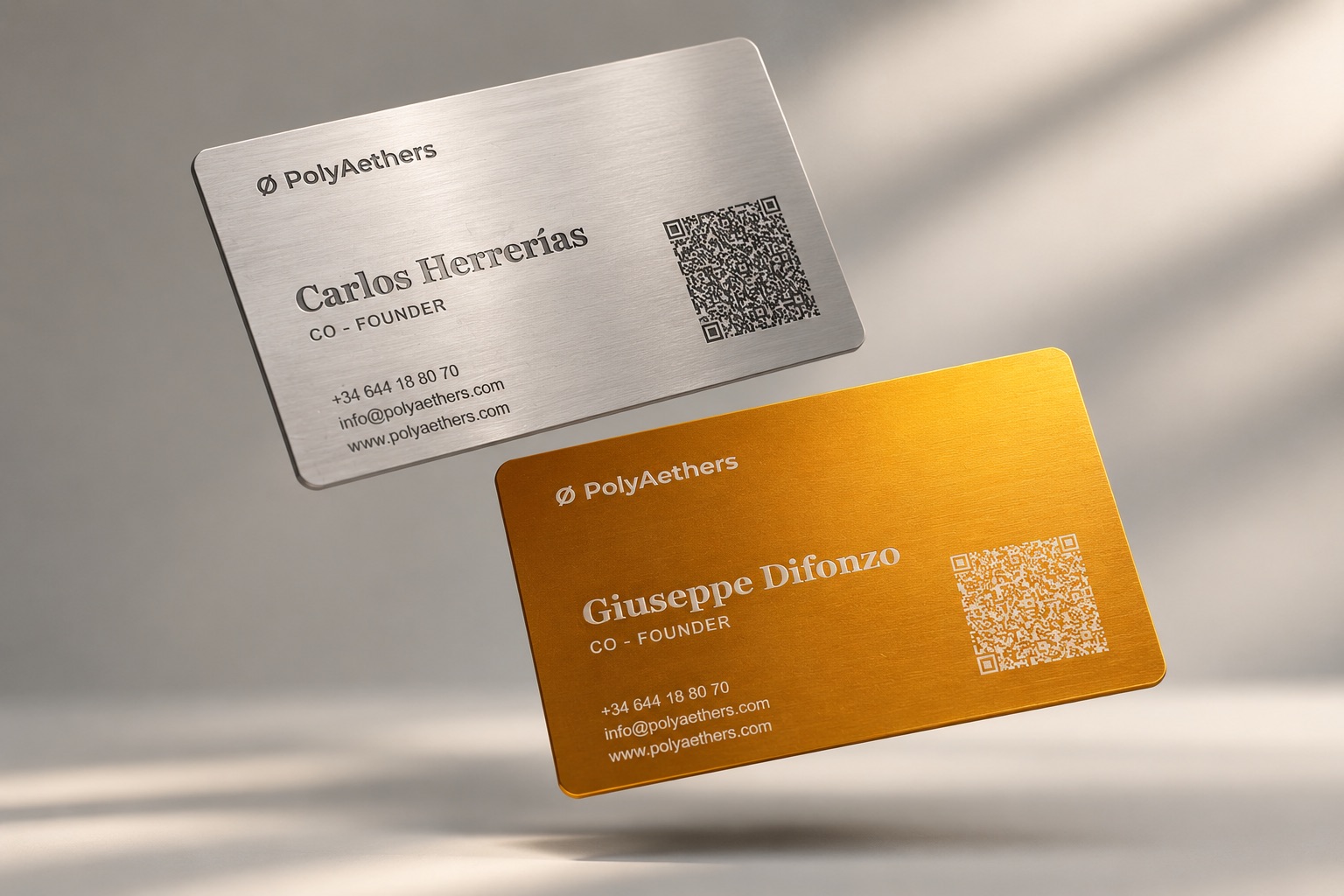 Tarjetas de visita metálicas en aluminio cepillado plata y oro con logotipo, datos y QR grabados