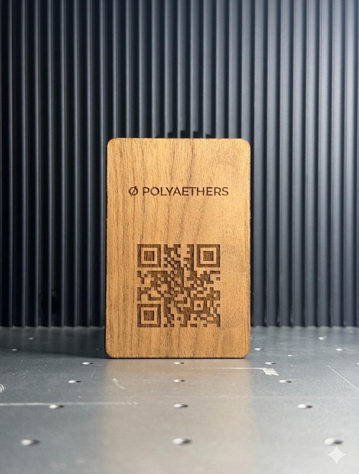 Placa QR de mesa para restaurante en madera noble con grabado láser