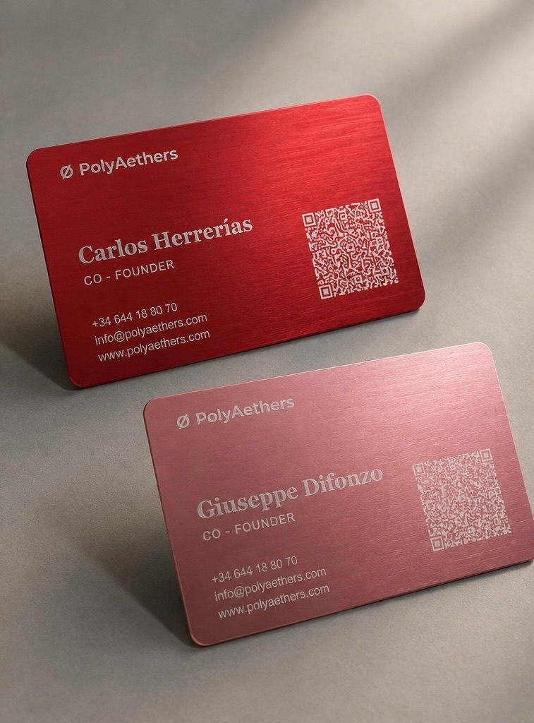 Tarjetas metálicas en aluminio cepillado acabado rojo y rosa con grabado láser y código QR