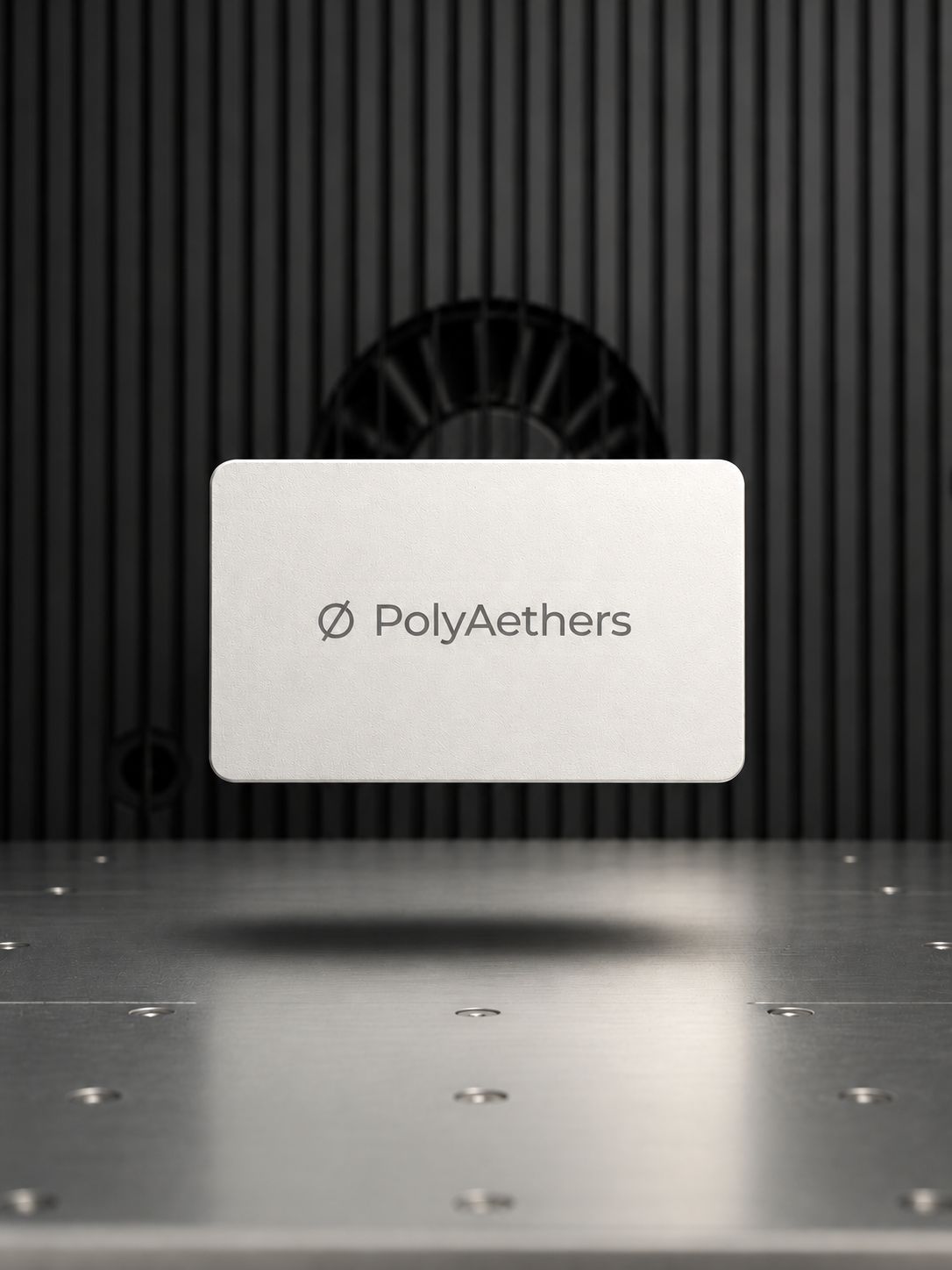 Tarjeta metálica con logotipo grabado a láser sobre la bancada de la máquina